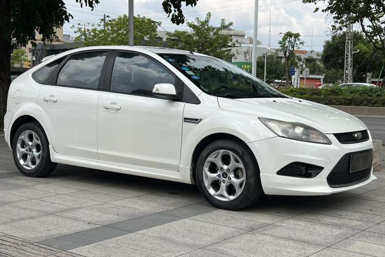 Used Ford Focus 2014 Hatchback Classic 1.8L Automatic Cool White Collector's Edition Front Right 45 Deg