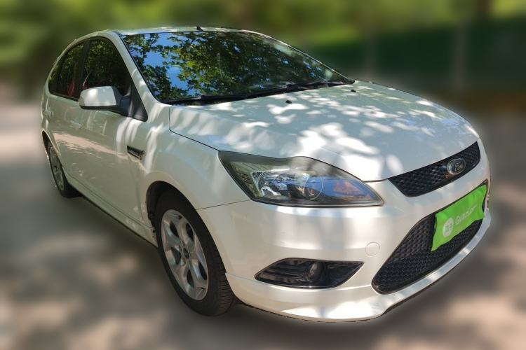 Used Ford Focus 2014 Hatchback Classic 1.8L Automatic Cool White Collector's Edition Front Right 45 Deg