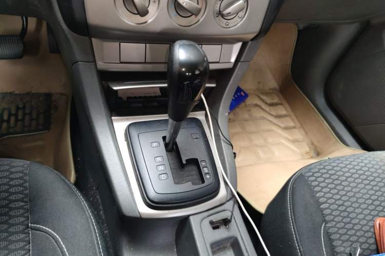 Used Ford Focus 2014 Hatchback Classic 1.8L Automatic Cool White Collector's Edition Gear Lever