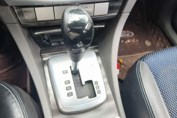 Used Ford Focus 2014 Hatchback Classic 1.8L Automatic Cool White Collector's Edition Gear Lever
