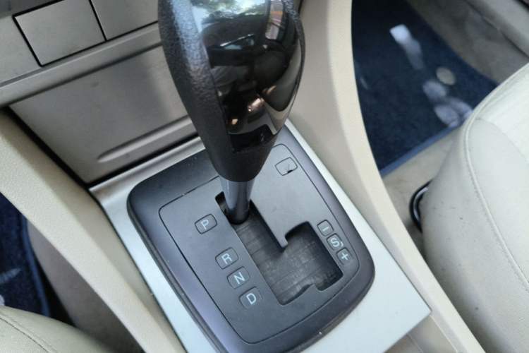 Used Ford Focus 2014 Hatchback Classic 1.8L Automatic Cool White Collector's Edition Gear Lever