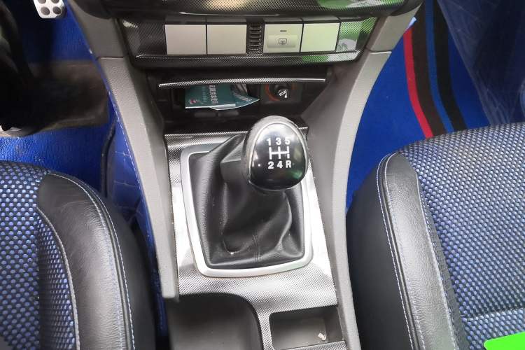 Used Ford Focus 2014 Hatchback Classic 1.8L Manual in Cool White Collector's Edition Gear Lever