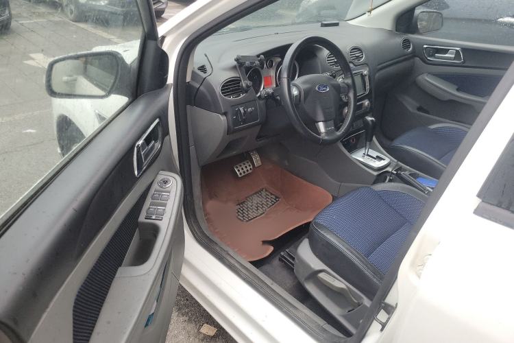 Used Ford Focus 2014 Hatchback Classic 1.8L Automatic Cool White Collector's Edition Interior 3
