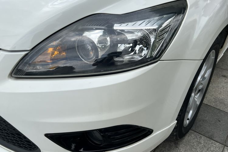 Used Ford Focus 2014 Hatchback Classic 1.8L Automatic Cool White Collector's Edition Left Front Headlight