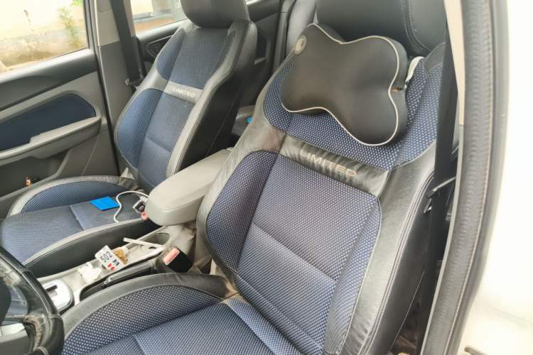 Used Ford Focus 2014 Hatchback Classic 1.8L Automatic Cool White Collector's Edition Left Front Seat
