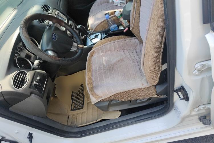 Used Ford Focus 2014 Hatchback Classic 1.8L Automatic Cool White Collector's Edition Left Front Seat