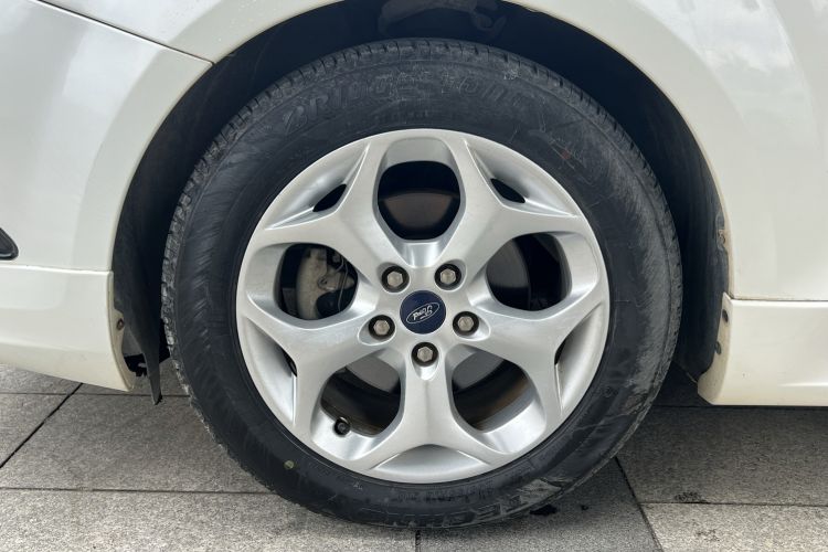 Used Ford Focus 2014 Hatchback Classic 1.8L Automatic Cool White Collector's Edition Left Front Wheel Hub