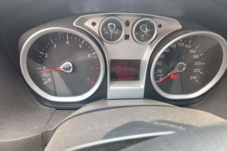 Used Ford Focus 2014 Hatchback Classic 1.8L Automatic Cool White Collector's Edition Odometer Close Up