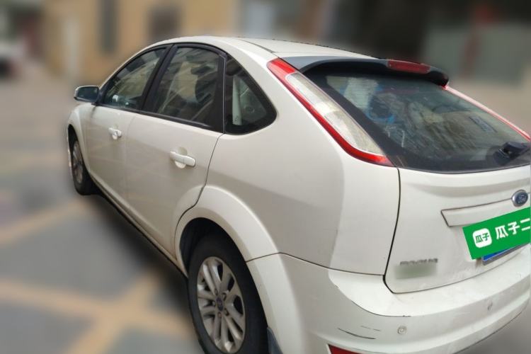 Used Ford Focus 2014 Hatchback Classic 1.8L Automatic Cool White Collector's Edition Rear Left 45 Deg
