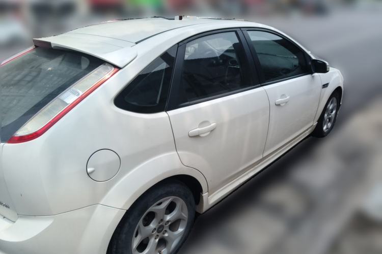 Used Ford Focus 2014 Hatchback Classic 1.8L Automatic Cool White Collector's Edition Rear Right 45 Deg