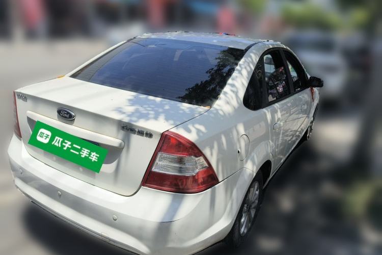Used Ford Focus 2014 Hatchback Classic 1.8L Automatic Cool White Collector's Edition Rear Right 45 Deg