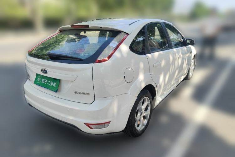 Used Ford Focus 2014 Hatchback Classic 1.8L Automatic Cool White Collector's Edition Rear Right 45 Deg