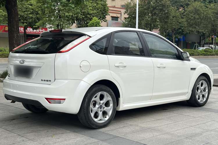 Used Ford Focus 2014 Hatchback Classic 1.8L Automatic Cool White Collector's Edition Rear Right 45 Deg