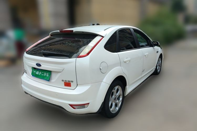 Used Ford Focus 2014 Hatchback Classic 1.8L Automatic Cool White Collector's Edition Rear Right 45 Deg