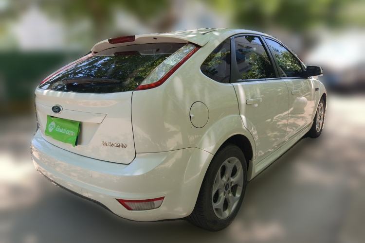 Used Ford Focus 2014 Hatchback Classic 1.8L Automatic Cool White Collector's Edition Rear Right 45 Deg