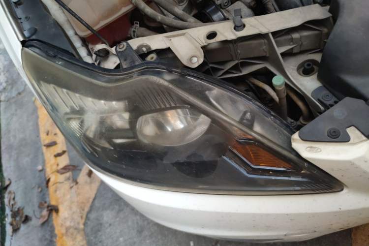Used Ford Focus 2014 Hatchback Classic 1.8L Automatic Cool White Collector's Edition Right Front Headlight