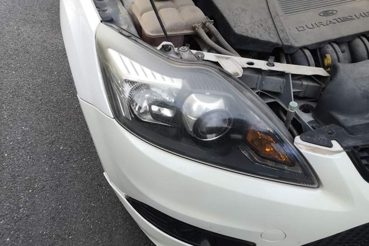 Used Ford Focus 2014 Hatchback Classic 1.8L Manual in Cool White Collector's Edition Right Front Headlight