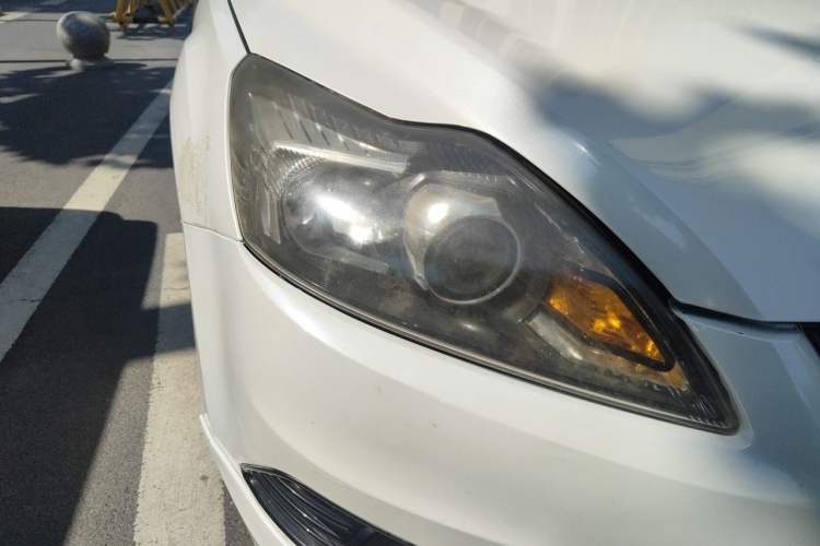 Used Ford Focus 2014 Hatchback Classic 1.8L Automatic Cool White Collector's Edition Right Front Headlight