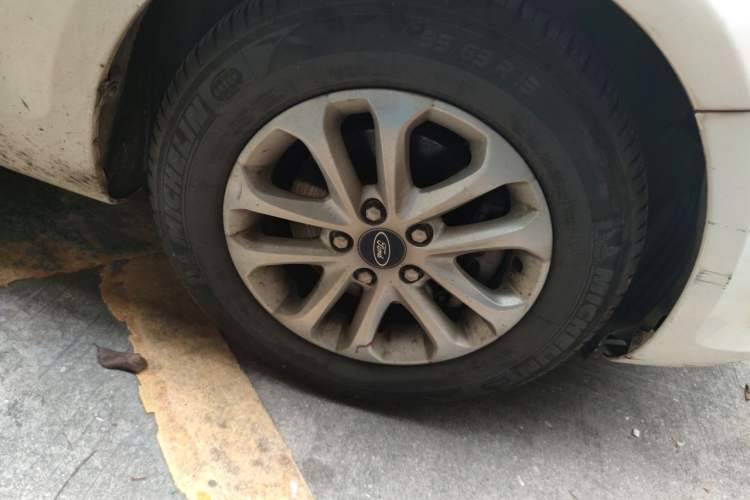 Used Ford Focus 2014 Hatchback Classic 1.8L Automatic Cool White Collector's Edition Right Front Wheel Hub