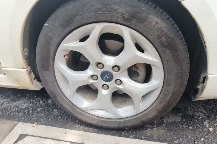Used Ford Focus 2014 Hatchback Classic 1.8L Automatic Cool White Collector's Edition Right Front Wheel Hub