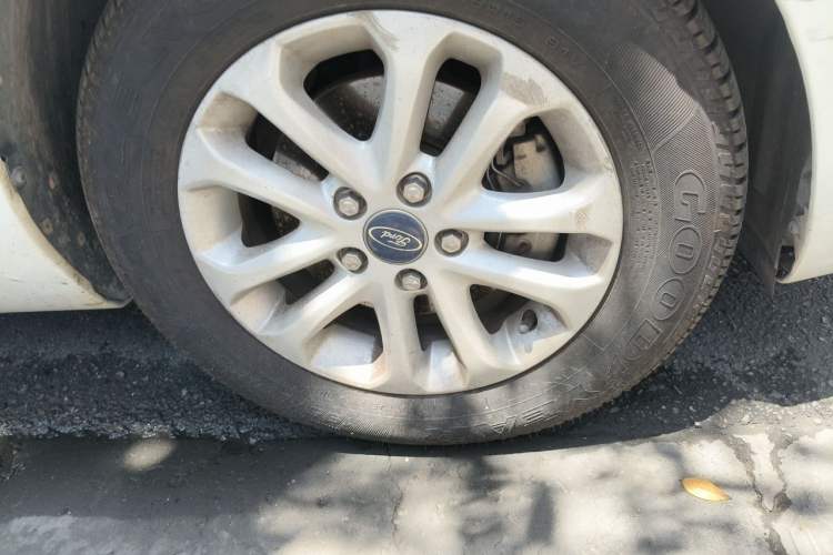 Used Ford Focus 2014 Hatchback Classic 1.8L Automatic Cool White Collector's Edition Right Front Wheel Hub