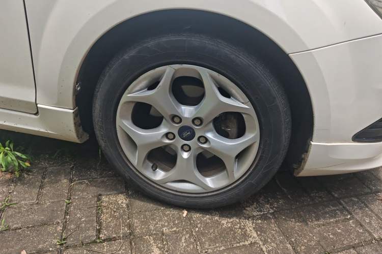 Used Ford Focus 2014 Hatchback Classic 1.8L Automatic Cool White Collector's Edition Right Front Wheel Hub