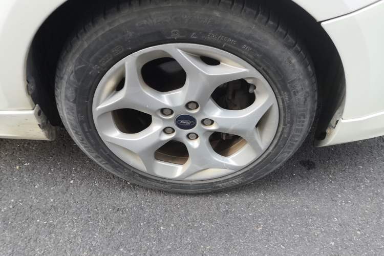 Used Ford Focus 2014 Hatchback Classic 1.8L Manual in Cool White Collector's Edition Right Front Wheel Hub