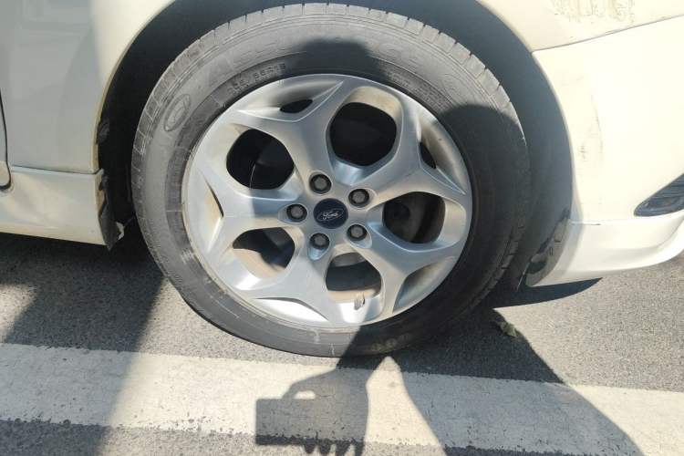 Used Ford Focus 2014 Hatchback Classic 1.8L Automatic Cool White Collector's Edition Right Front Wheel Hub