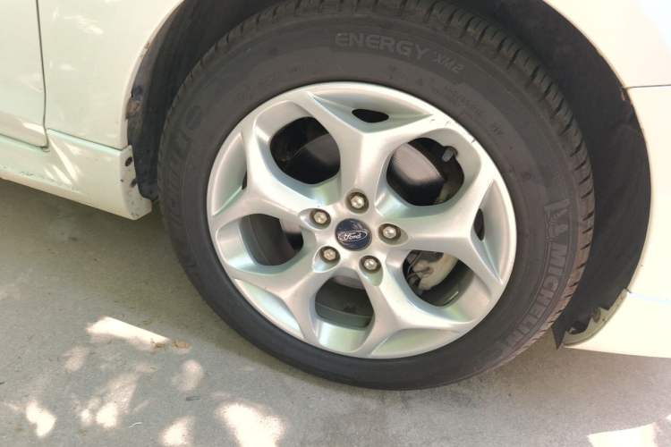 Used Ford Focus 2014 Hatchback Classic 1.8L Automatic Cool White Collector's Edition Right Front Wheel Hub