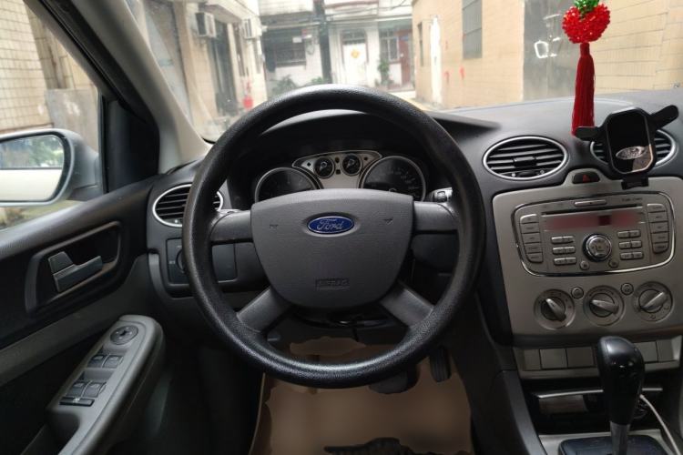 Used Ford Focus 2014 Hatchback Classic 1.8L Automatic Cool White Collector's Edition Steering Wheel