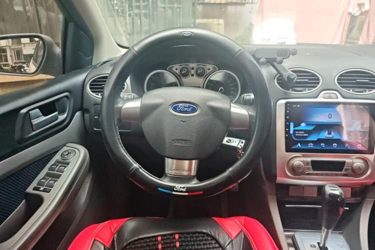Used Ford Focus 2014 Hatchback Classic 1.8L Automatic Cool White Collector's Edition Steering Wheel