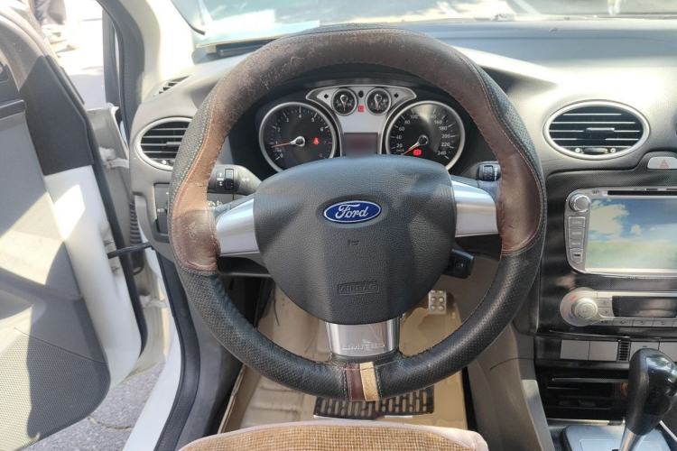 Used Ford Focus 2014 Hatchback Classic 1.8L Automatic Cool White Collector's Edition Steering Wheel