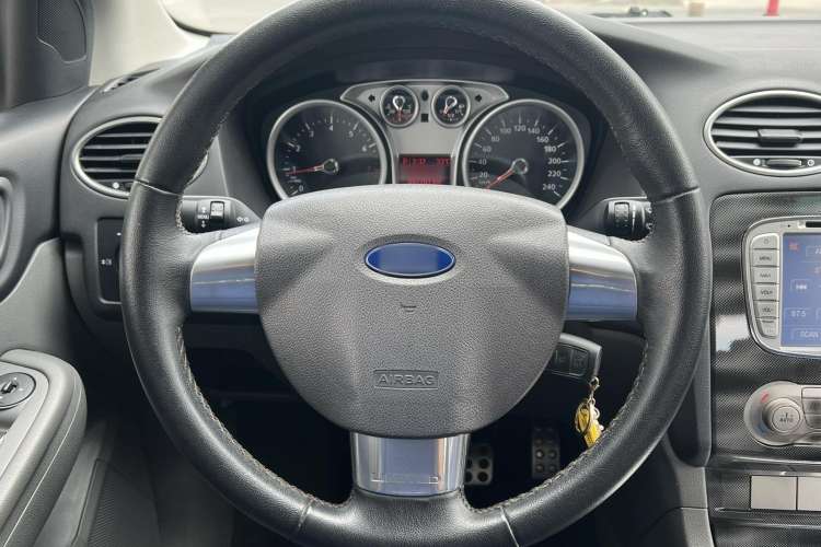 Used Ford Focus 2014 Hatchback Classic 1.8L Automatic Cool White Collector's Edition Steering Wheel