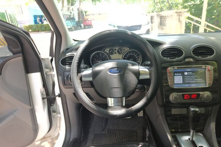 Used Ford Focus 2014 Hatchback Classic 1.8L Automatic Cool White Collector's Edition Steering Wheel