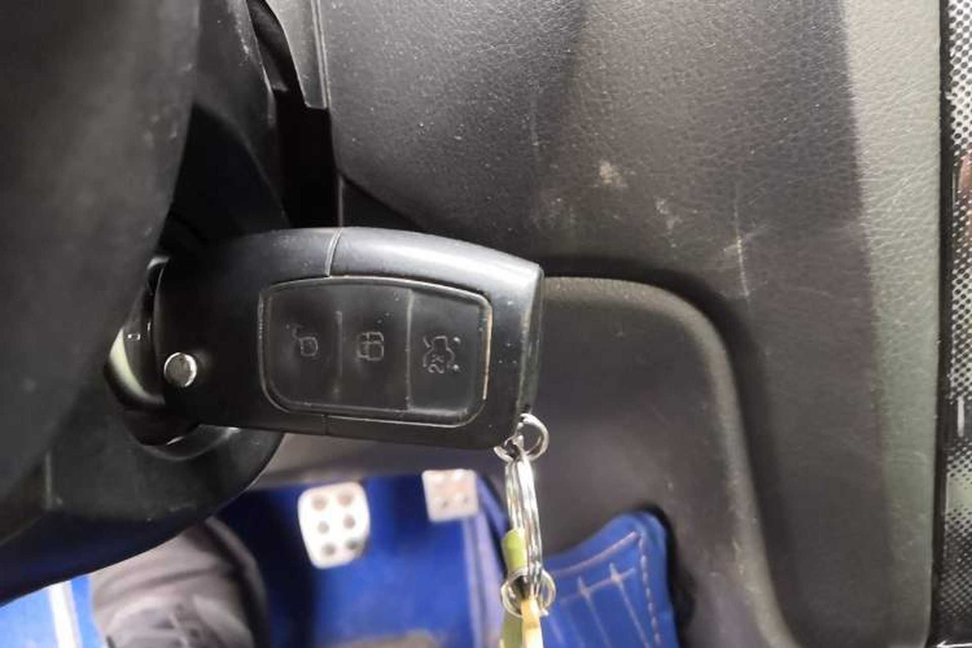 Used Ford Focus 2014 Hatchback Classic 1.8L Manual in Cool White Collector's Edition Vehicle Key