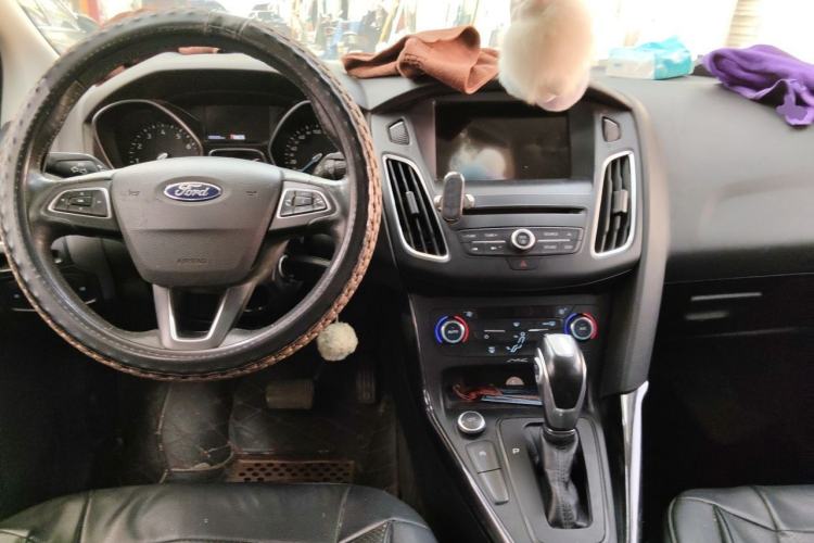 Used Ford Focus 2015 Sedan EcoBoost 180 Automatic Elite Model Center Console
