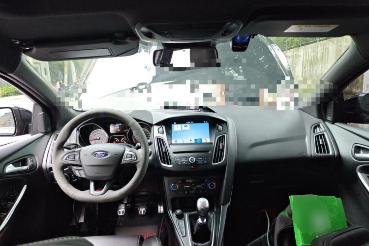 Used Ford Focus 2015 2.0T ST Standard Edition Center Console
