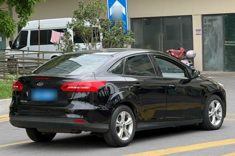 Used Ford Focus 2015 Sedan 1.6L Automatic Comfort Model Exterior 3