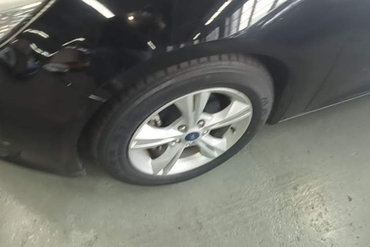 Used Ford Focus 2015 Sedan 1.6L Automatic Comfort Model Left Front Wheel Hub