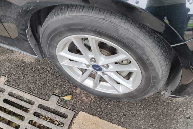 Used Ford Focus 2015 Hatchback EcoBoost 180 Automatic Elite Model Right Front Wheel Hub