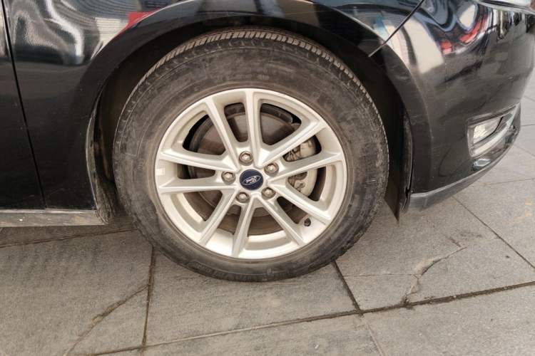 Used Ford Focus 2015 Sedan EcoBoost 180 Automatic Elite Model Right Front Wheel Hub