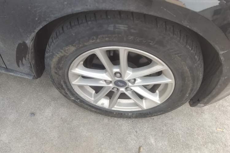 Used Ford Focus 2015 Sedan 1.6L Automatic Trend Model Right Front Wheel Hub