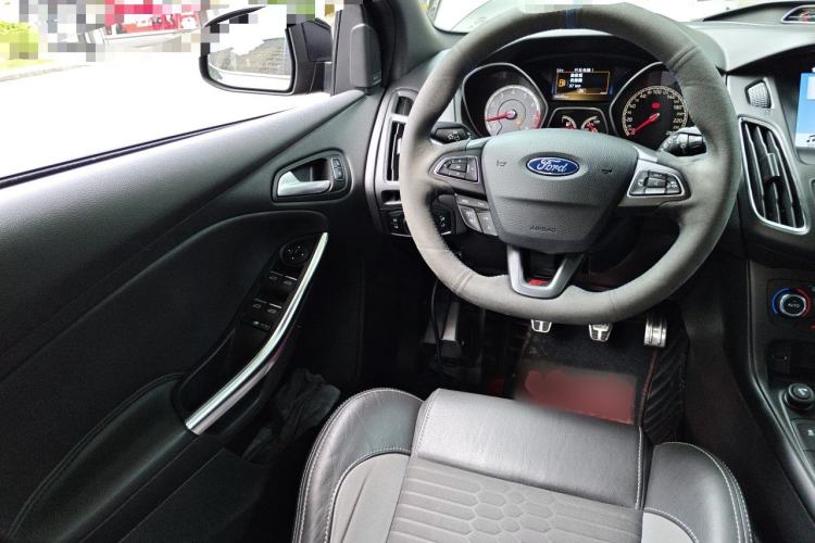 Used Ford Focus 2015 2.0T ST Standard Edition Steering Wheel