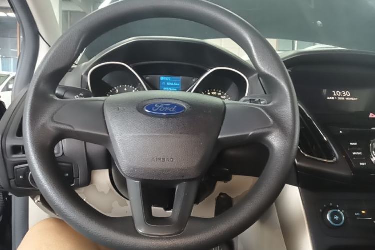 Used Ford Focus 2015 Sedan 1.6L Automatic Comfort Model Steering Wheel