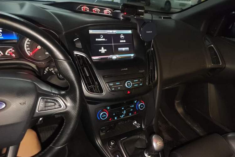 Used Ford Focus 2015 2.0T ST Standard Edition Audio And AC Panel