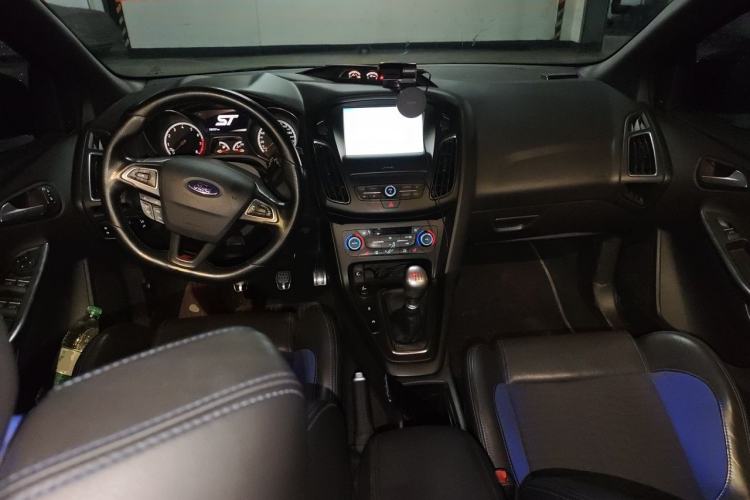 Used Ford Focus 2015 2.0T ST Standard Edition Center Console
