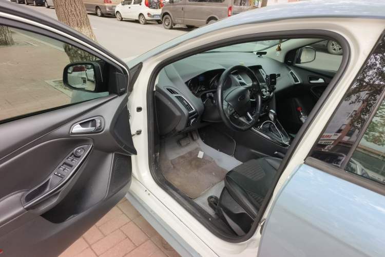 Used Ford Focus 2015 Sedan EcoBoost 125 Automatic Supreme Style Edition Driver Seat
