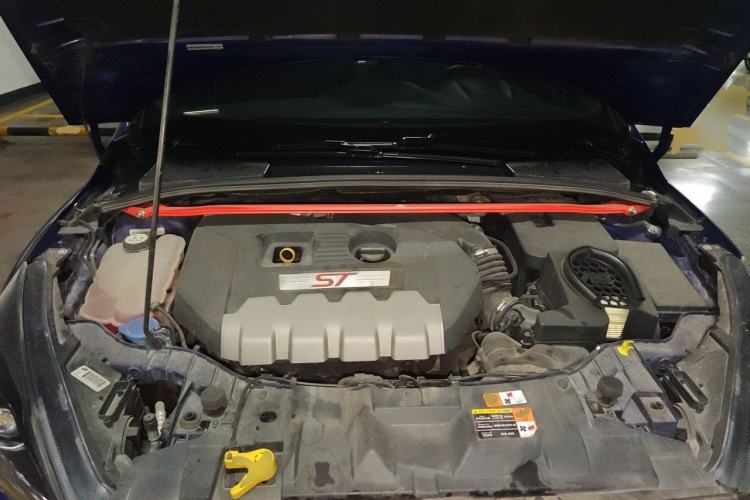 Used Ford Focus 2015 2.0T ST Standard Edition Engine Bay