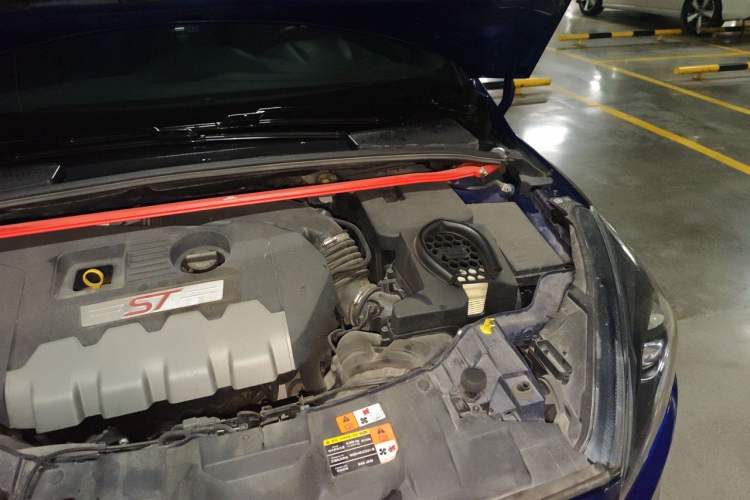 Used Ford Focus 2015 2.0T ST Standard Edition Engine Bay Left