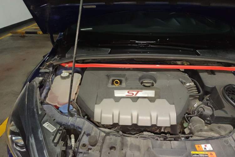 Used Ford Focus 2015 2.0T ST Standard Edition Engine Bay Right